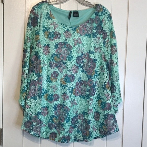 New Directions Blouse with Floral Lace Overlay - Picture 4 of 11